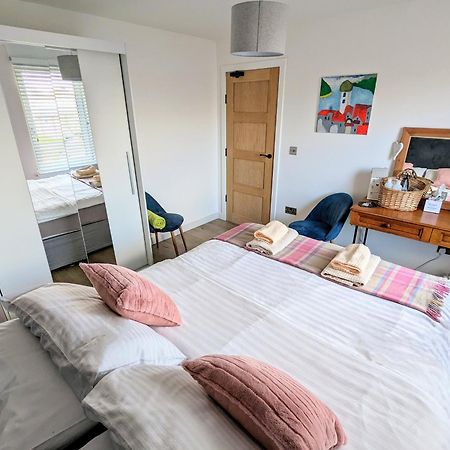 Cosy Guest Room In A Family Home With Free Parking EDI Buitenkant foto