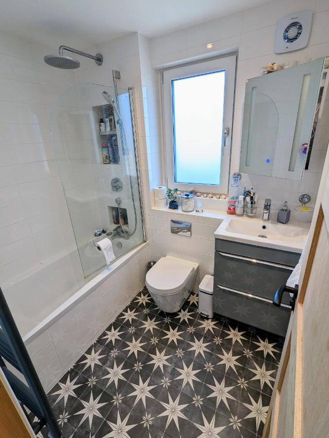 Cosy Guest Room In A Family Home With Free Parking EDI Buitenkant foto
